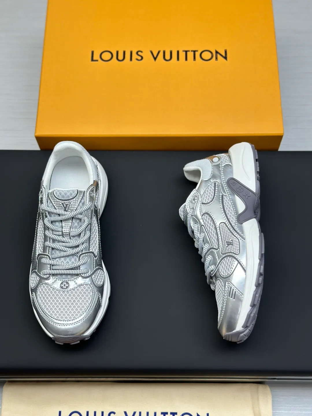 Factory price: 660💰Top version LV-Louis Vuitton-classic catwalk new style original 1:1 developed replica! ! The upper foot is very comfortable. It is made of luxurious materials and fine workmanship. The midsole is printed with English letters "Made in Europe". The upper is made of calfskin imported from Italy. The side is decorated with the brand's LOGO and signature. The latest latex foot pads and mesh lining make the foot feel super comfortable. The original two-color TPU combination outsole is specially provided by the original factory. Bag technology Goodyear stitched edges Fabric: Exclusive custom first-layer cowhide Accessories: Exclusive private model Vuitton logo, lining: Customized silk mesh lining - first-layer silk cowhide lining Outsole: TPU combination outsole wear-resistant, non-slip and anti-yellowing Foot pads: new latex pads-mesh sweat-absorbent Counter technology: fully computerized sewing machine wire drawing Toe box back cover Hot and cold shaping Full set of pull-top last with medium and low logo pattern Counter packaging - Shoelaces, certificates, cards, instructions, certificates of quality, dust bags, the most comprehensive packaging on the entire network, women's models 35-39, men's models 38-46 (38/46 customized, non-refundable!